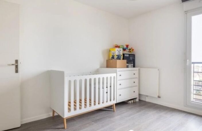 Situé au 5e et dernier étage d'une résidence récente de 2019 avec ascenseur, ce bel appartement de 3 pièces d'environ 60 m2, séduit immédiatement par sa luminosité, son agencement fonctionnel et son confort moderne. — photo 4