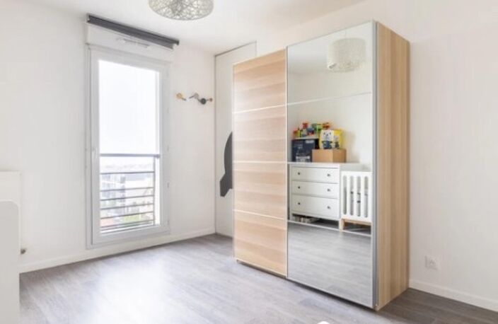 Situé au 5e et dernier étage d'une résidence récente de 2019 avec ascenseur, ce bel appartement de 3 pièces d'environ 60 m2, séduit immédiatement par sa luminosité, son agencement fonctionnel et son confort moderne. — photo 5