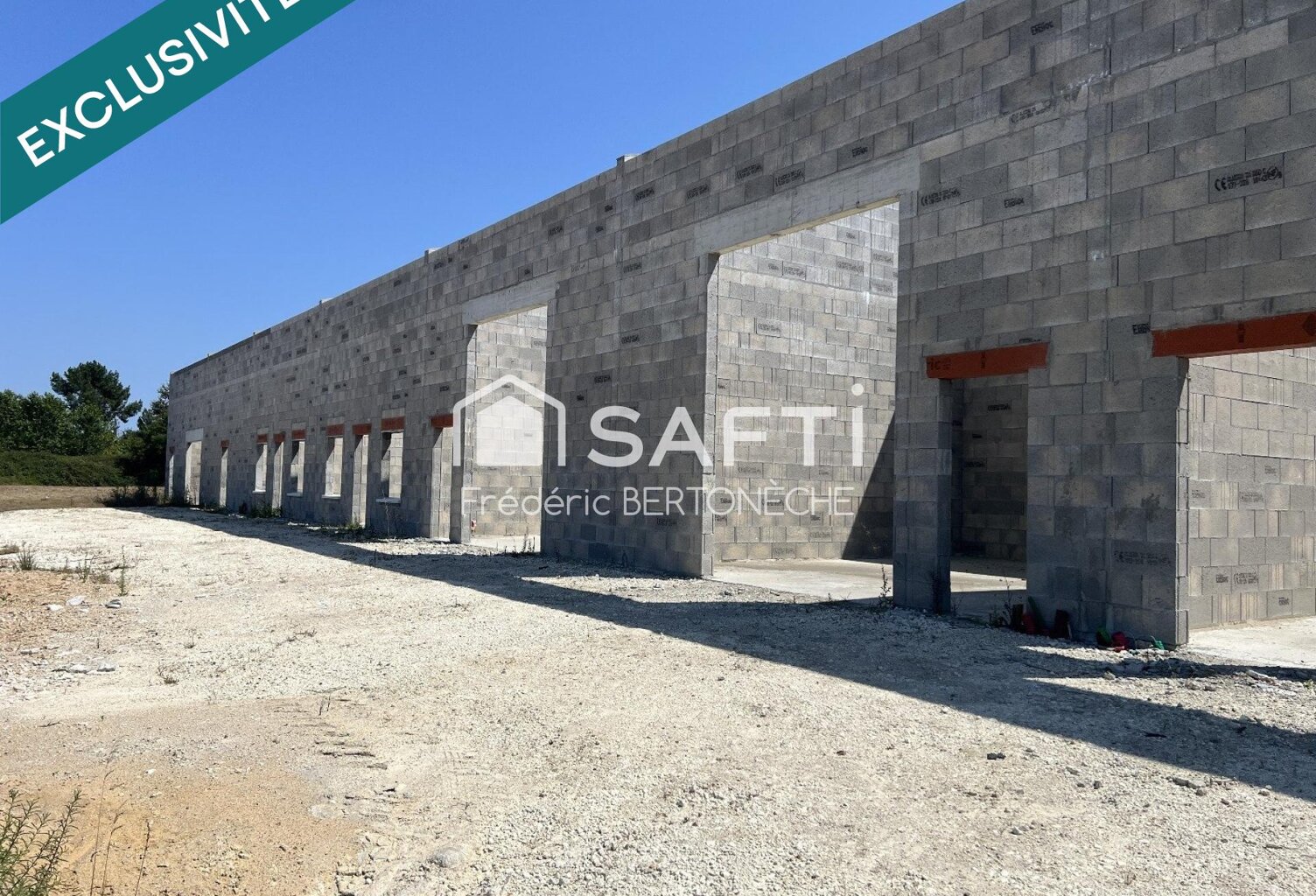 Bâtiment industriel non fini implanté dans une zone industrielle dynamique. — photo 1