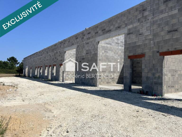 Bâtiment industriel non fini implanté dans une zone industrielle dynamique. — photo 1