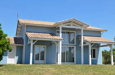 Sur la commune de Moustier, maison individuelle KLH leader sur le marché des éléments en bois lamellé collé de grandes dimensions construite en 2005 de 182m² avec double garage sur un terrain arboré de 6623m². Le rez-de-chaussée se compose d'une grande pièce de vie avec cuisine ouverte, d'une chambre avec salle d'eau , toilette indépendant et un buanderie. A l'étage une grande mezzanine donne accès a trois grandes chambres et une salle de bain — photo du bien