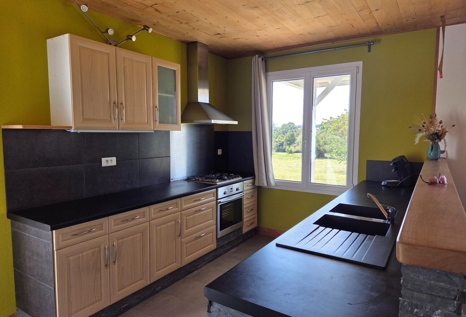 Sur la commune de Moustier (47800), maison individuelle construite en 2005 de 182m² avec double garage sur un terrain arboré de 6623m². Le rez-de-chaussée se compose d'une grande pièce de vie avec cuisine ouverte, d'une chambre avec salle d'eau , toilette indépendant et un buanderie. A l'étage une grande mezzanine donne accès a trois grandes chambres et une salle de bain — photo 1