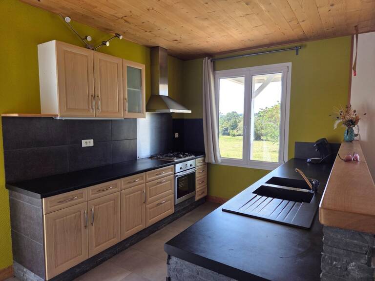 Sur la commune de Moustier (47800), maison individuelle construite en 2005 de 182m² avec double garage sur un terrain arboré de 6623m². Le rez-de-chaussée se compose d'une grande pièce de vie avec cuisine ouverte, d'une chambre avec salle d'eau , toilette indépendant et un buanderie. A l'étage une grande mezzanine donne accès a trois grandes chambres et une salle de bain — photo 1