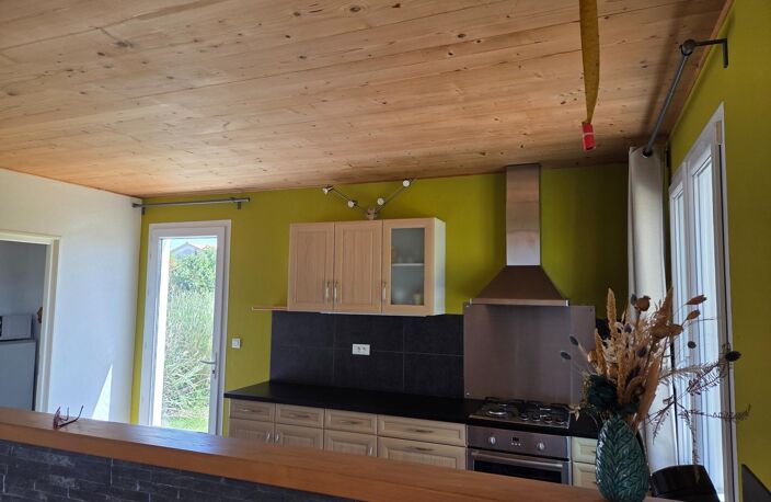 Sur la commune de Moustier (47800), maison individuelle construite en 2005 de 182m² avec double garage sur un terrain arboré de 6623m². Le rez-de-chaussée se compose d'une grande pièce de vie avec cuisine ouverte, d'une chambre avec salle d'eau , toilette indépendant et un buanderie. A l'étage une grande mezzanine donne accès a trois grandes chambres et une salle de bain — photo 2