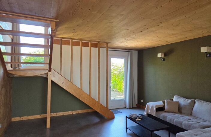 Sur la commune de Moustier (47800), maison individuelle construite en 2005 de 182m² avec double garage sur un terrain arboré de 6623m². Le rez-de-chaussée se compose d'une grande pièce de vie avec cuisine ouverte, d'une chambre avec salle d'eau , toilette indépendant et un buanderie. A l'étage une grande mezzanine donne accès a trois grandes chambres et une salle de bain — photo 3