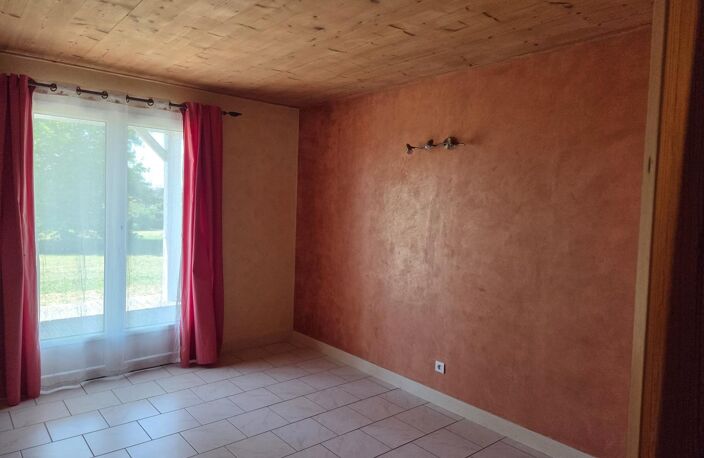 Sur la commune de Moustier (47800), maison individuelle construite en 2005 de 182m² avec double garage sur un terrain arboré de 6623m². Le rez-de-chaussée se compose d'une grande pièce de vie avec cuisine ouverte, d'une chambre avec salle d'eau , toilette indépendant et un buanderie. A l'étage une grande mezzanine donne accès a trois grandes chambres et une salle de bain — photo 4