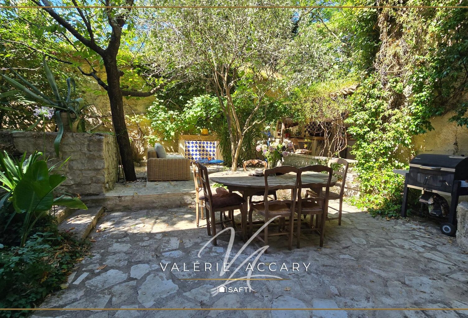 La Roquebrussanne : Maison de 441 m² au coeur du village, 5 chambres, appartement T2...terrain de 294 m². — photo 1
