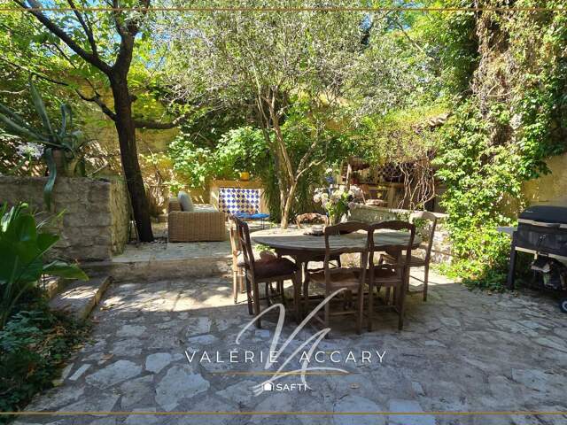 La Roquebrussanne : Maison de 441 m² au coeur du village, 5 chambres, appartement T2...terrain de 294 m². — photo du bien