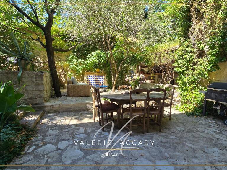 La Roquebrussanne : Maison de 441 m² au coeur du village, 5 chambres, appartement T2...terrain de 294 m². — photo 1