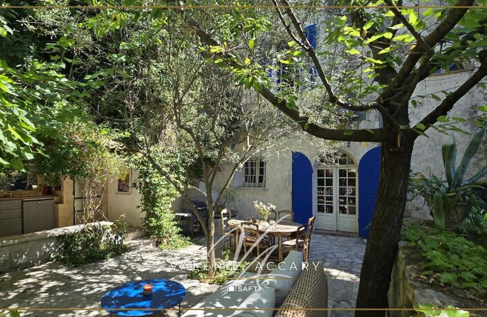 La Roquebrussanne : Maison de 441 m² au coeur du village, 5 chambres, appartement T2...terrain de 294 m². — photo 2