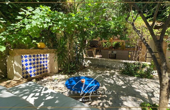 La Roquebrussanne : Maison de 441 m² au coeur du village, 5 chambres, appartement T2...terrain de 294 m². — photo 3