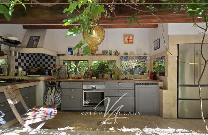 La Roquebrussanne : Maison de 441 m² au coeur du village, 5 chambres, appartement T2...terrain de 294 m². — photo 4
