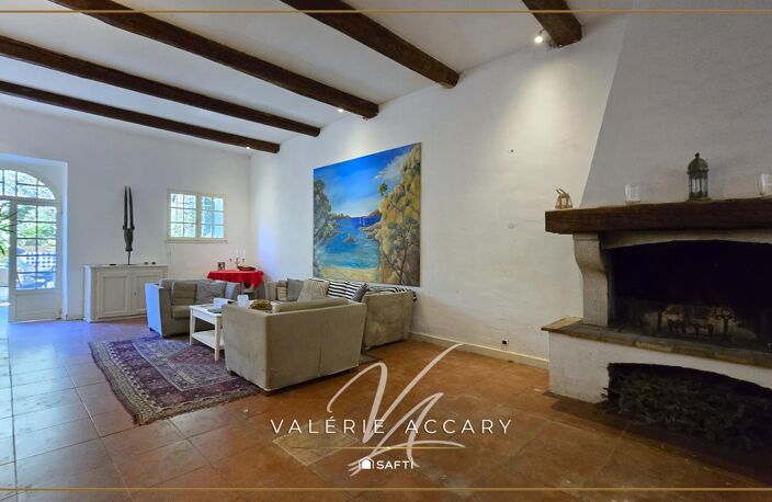 La Roquebrussanne : Maison de 441 m² au coeur du village, 5 chambres, appartement T2...terrain de 294 m². — photo 5