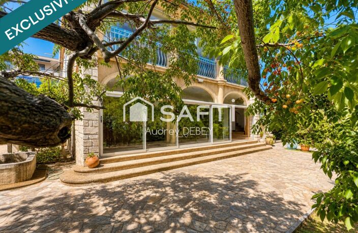 UNE ADRESSE D'EXCEPTION À SANARY-SUR-MER : VUE MER, PORT À PIED, CALME ABSOLU. PARCELLE CONSTRUCTIBLE ATTENANTE DE 1 245 M² EN SUS — photo 2