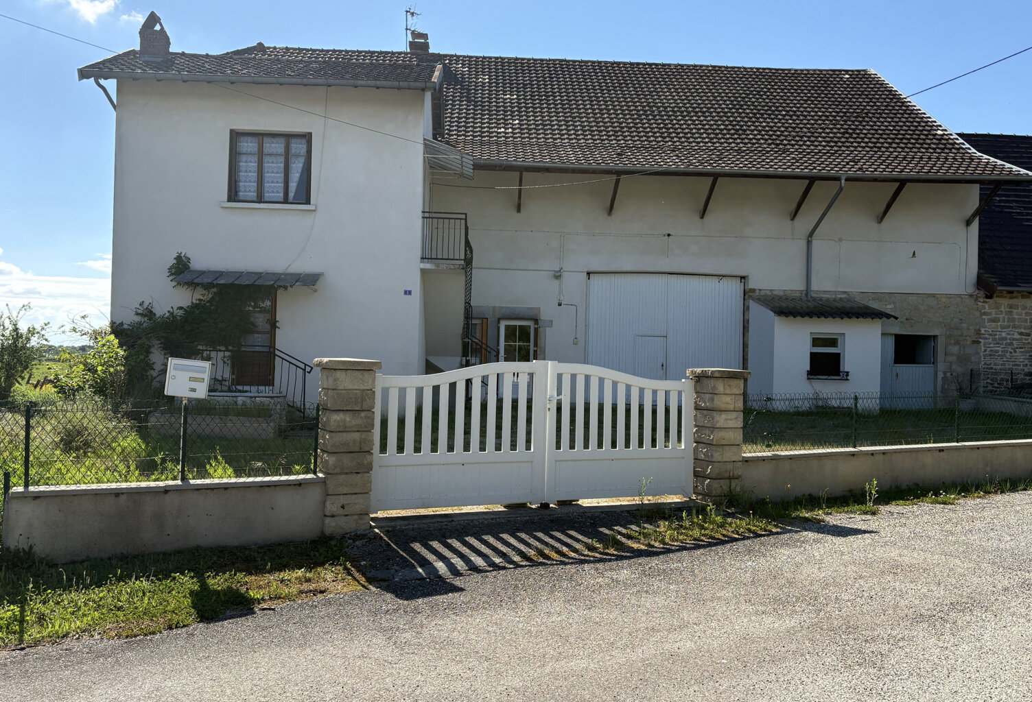 Ancien corps de ferme avec dépendances et grand terrain. — photo 1