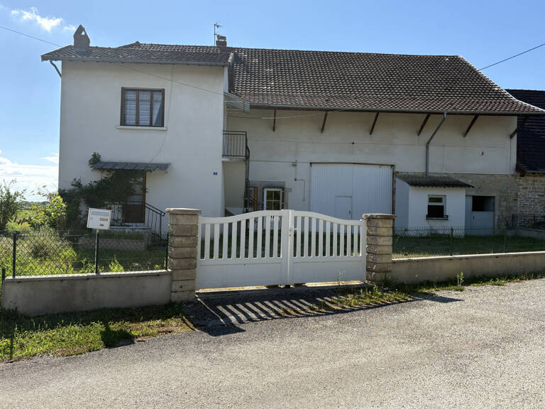 Ancien corps de ferme avec dépendances et grand terrain. — photo 1