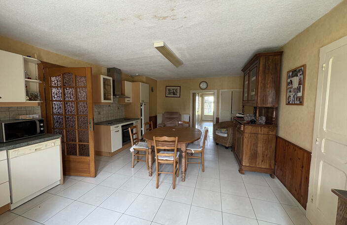 Ancien corps de ferme avec dépendances et grand terrain. — photo 2