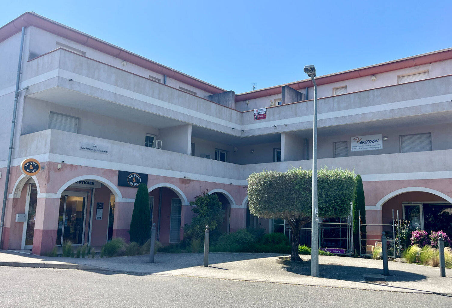 Local commercial Bouc Bel Air 81m² — photo 1