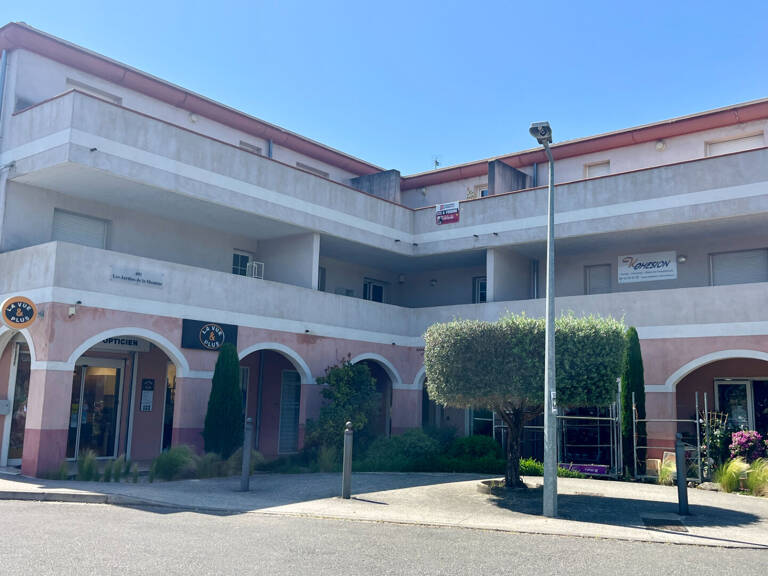 Local commercial Bouc Bel Air 81m² — photo 1
