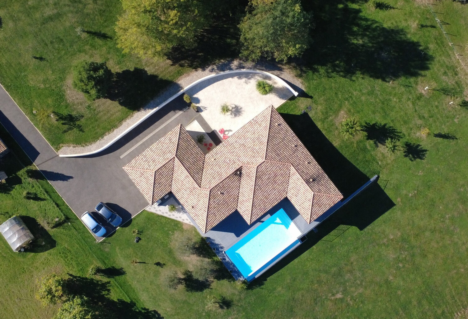 Maison contemporaine cocooning avec piscine   Vue paronamiqu — photo 1
