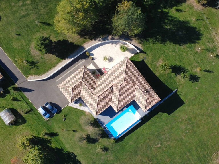 Maison contemporaine cocooning avec piscine   Vue paronamiqu — photo 1