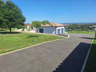 Maison contemporaine cocooning avec piscine   Vue paronamiqu — photo 2