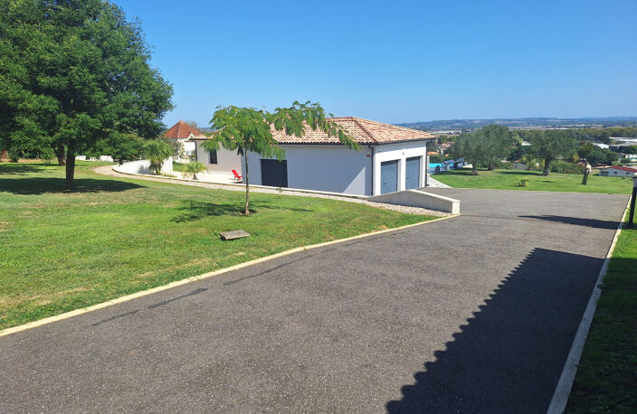 Maison contemporaine cocooning avec piscine   Vue paronamiqu — photo 2
