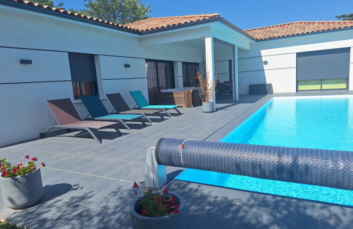 Maison contemporaine cocooning avec piscine   Vue paronamiqu — photo 3