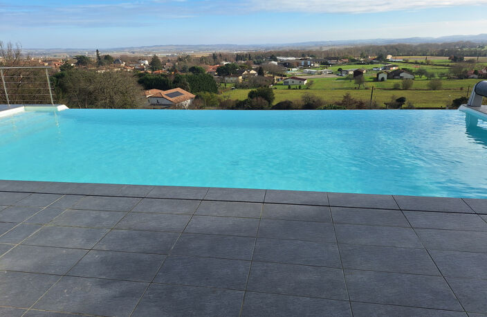 Maison contemporaine cocooning avec piscine   Vue paronamiqu — photo 4