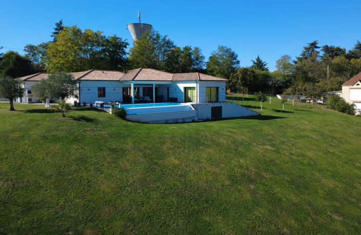 Maison contemporaine cocooning avec piscine   Vue paronamiqu — photo 5