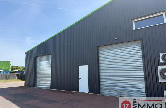 Entrepôt / local artisanal Saint Laurent De La Prée — photo 3