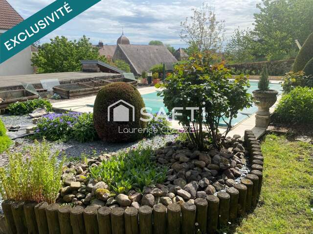 Maison ancienne avec piscine et jardin, plus une maison annexe — photo du bien