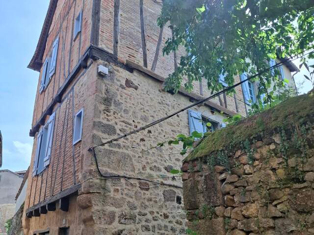 Remarquable immeuble de charme en pierres et colombages au coeur du centre historique , pour investisseurs — photo du bien