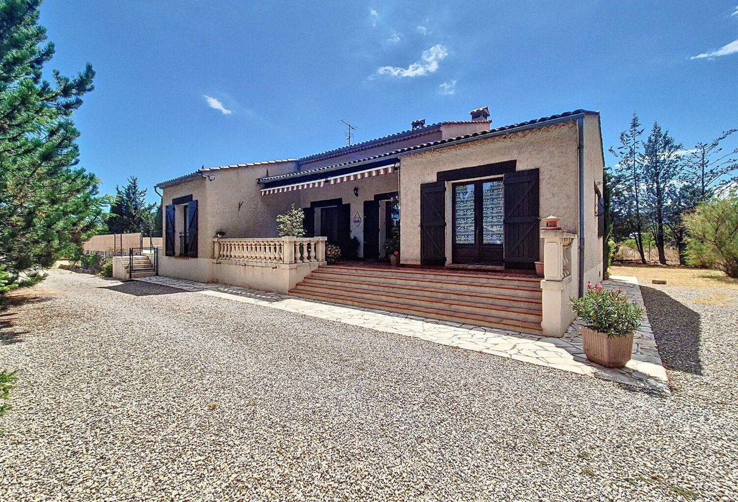 Villa 4 chambres  piscine double garage / 6800 m² — photo 1