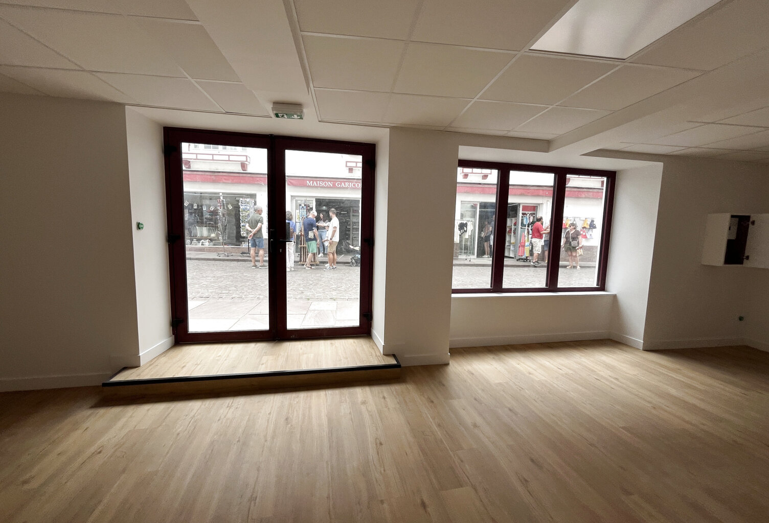 Local commercial rénové en centre ville — photo 1