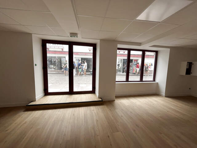 Local commercial rénové en centre ville — photo du bien