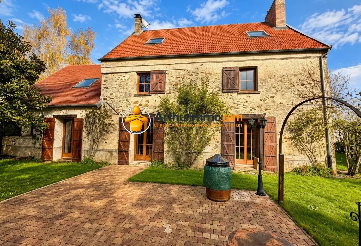 Maison T8 - 280 m² - 5 chambres - Terrain 1219m² - Piscine - DPE : D — photo 1