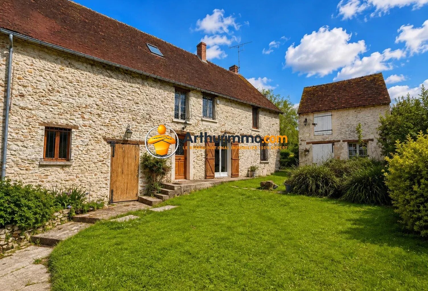 Maison briarde T8  252 m²  Terrain : 1135 M²  Piscine  Chauffée DPE : C — photo 1