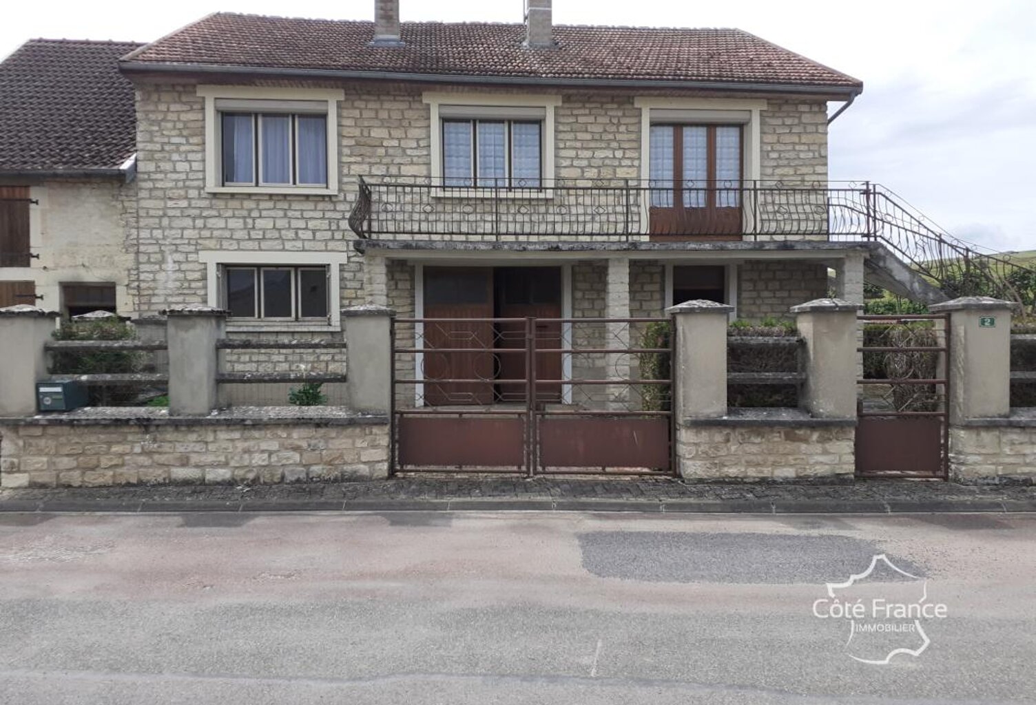 Maison 4 pièces avec dépendances dans village calme — photo 1