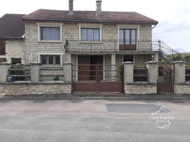 Maison 4 pièces avec dépendances dans village calme — photo 1