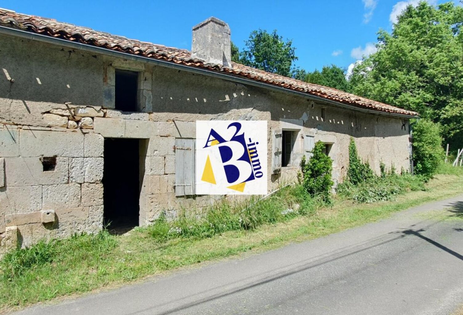 Charras, maison à rénover, terrain 8000m² — photo 1