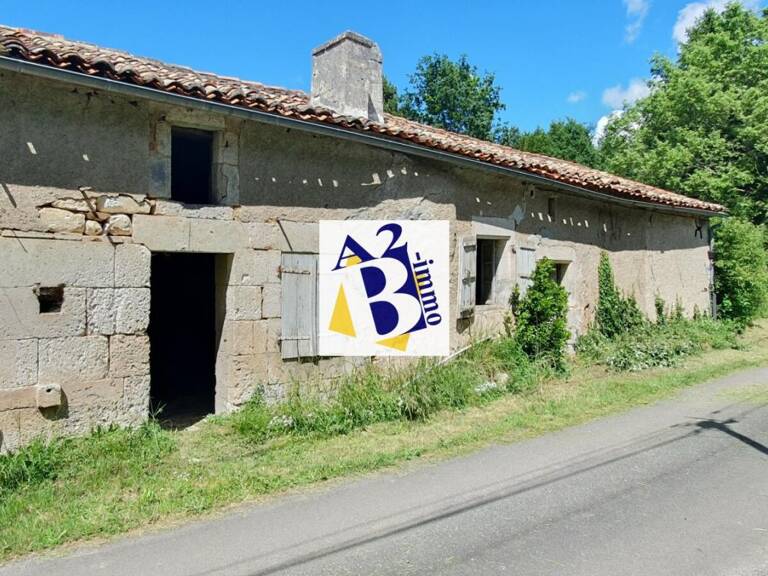 Charras, maison à rénover, terrain 8000m² — photo 1