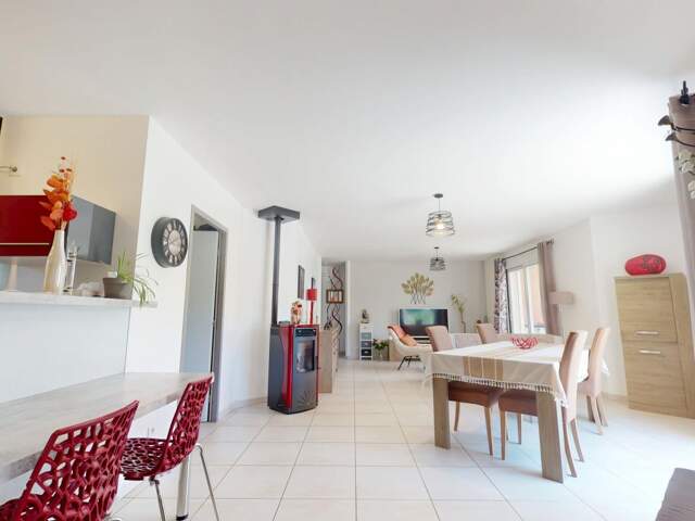 Maison À Vendre- Magnifique maison de plain-pied (2013) – 93 m² – 3 chambres + bureau – garage- terrain- Laissac Séverac l'Église — photo du bien