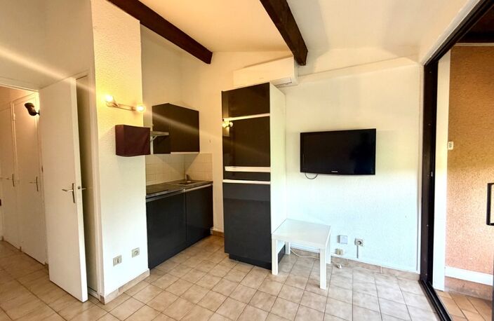 STUDIO CLIMATISÉ AVEC BALCON ET PARKING  AIGUES MORTES — photo 3