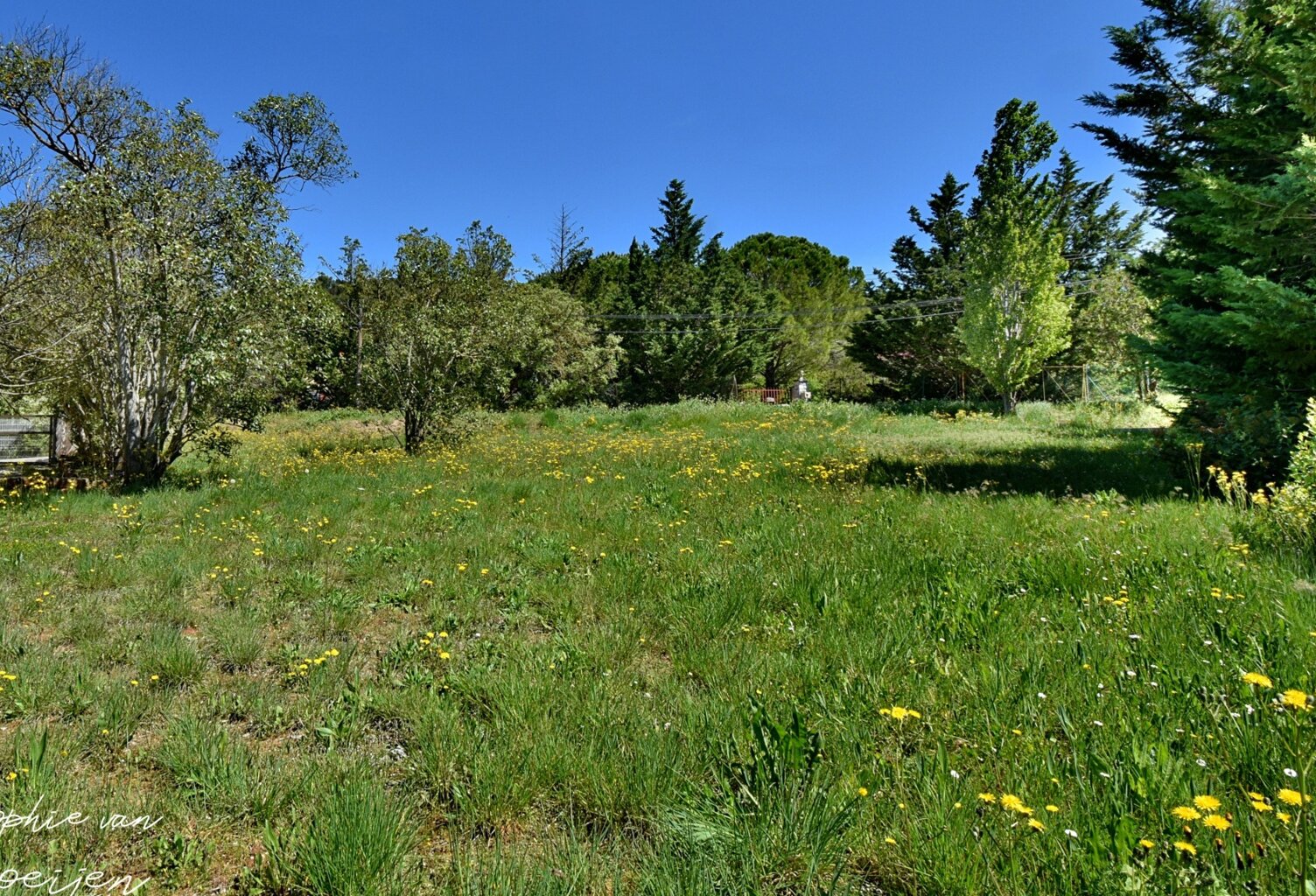 Terrain de 2 846 m² viabilisé à EGUILLES (13) – Vente en totalité ou par lot de 1 423 m² — photo 1