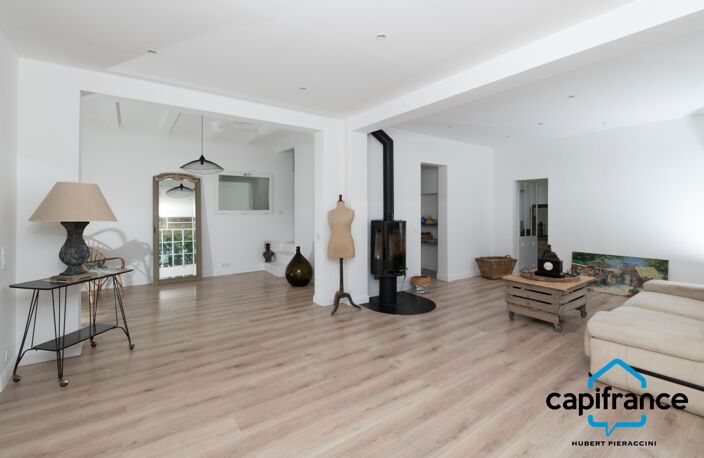 83 Ollioules La Courtine, Maison entierement rénovée avec goût, de 123 m2 (avec un studio) sur 386 m2 stationnement facile — photo 3