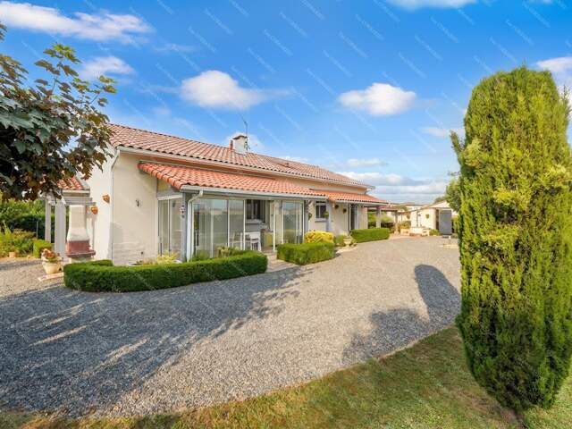 Maison familiale de plain-pied avec véranda, garage et piscine — photo du bien