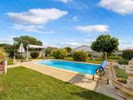 Maison familiale de plain-pied avec véranda, garage et piscine — photo 2