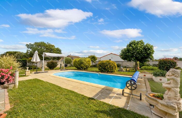Maison familiale de plain-pied avec véranda, garage et piscine — photo 2