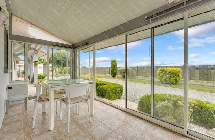 Maison familiale de plain-pied avec véranda, garage et piscine — photo 3